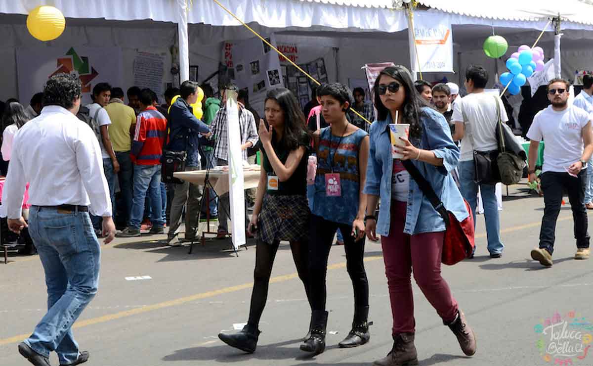 jóvenes escribiendo el futuro cuánto pagan: Jóvenes caminando en CU.