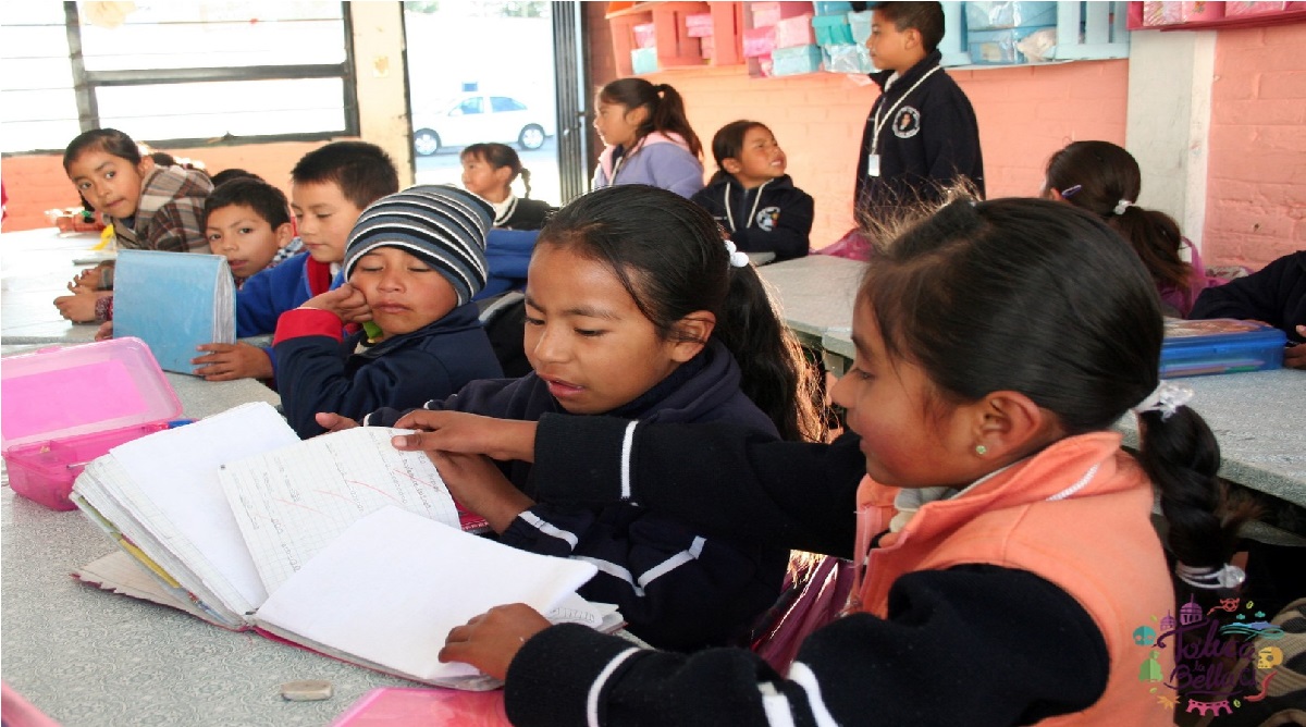 niños de primaria tomando clases en su salon