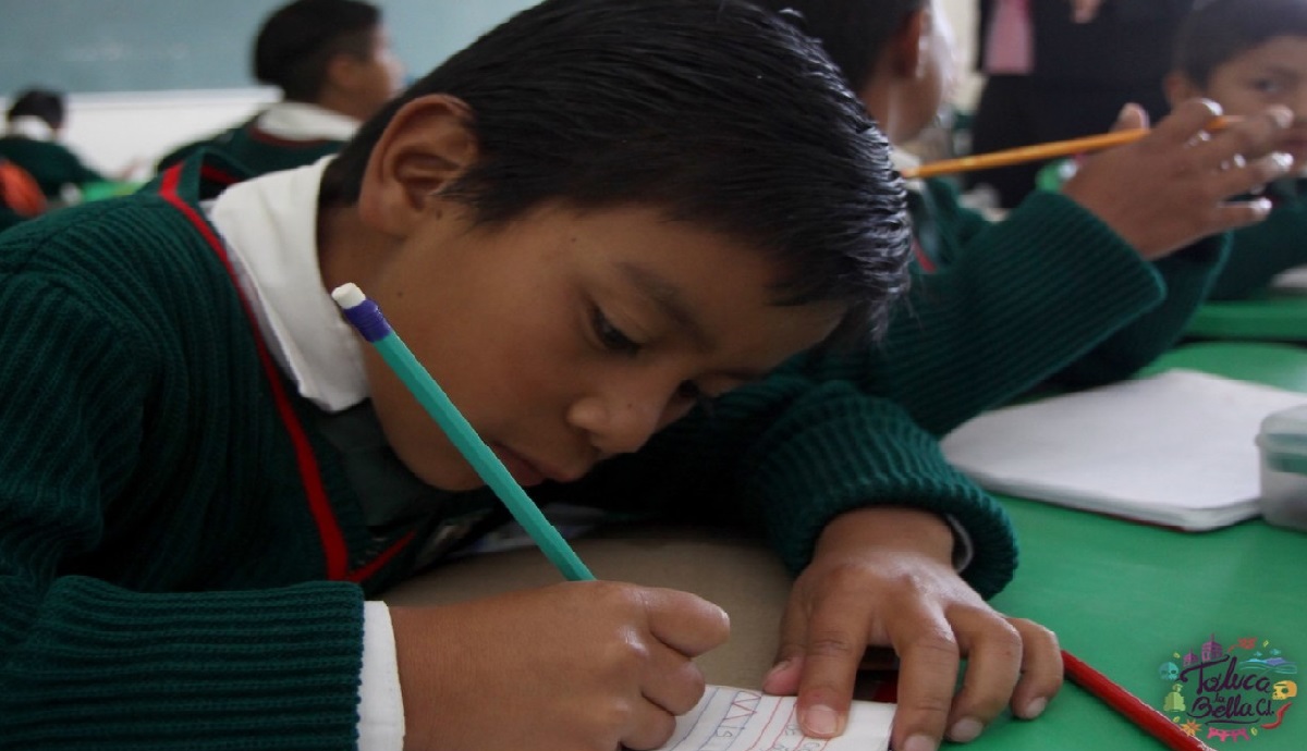 alumno en inicio de ciclo escolar después de inscripción