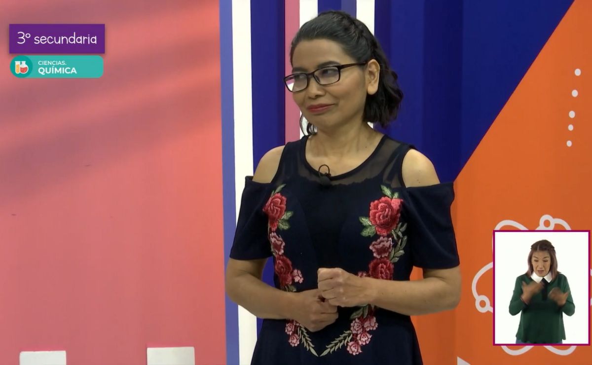 Maestra dando clase en la plataforma Aprende en Casa