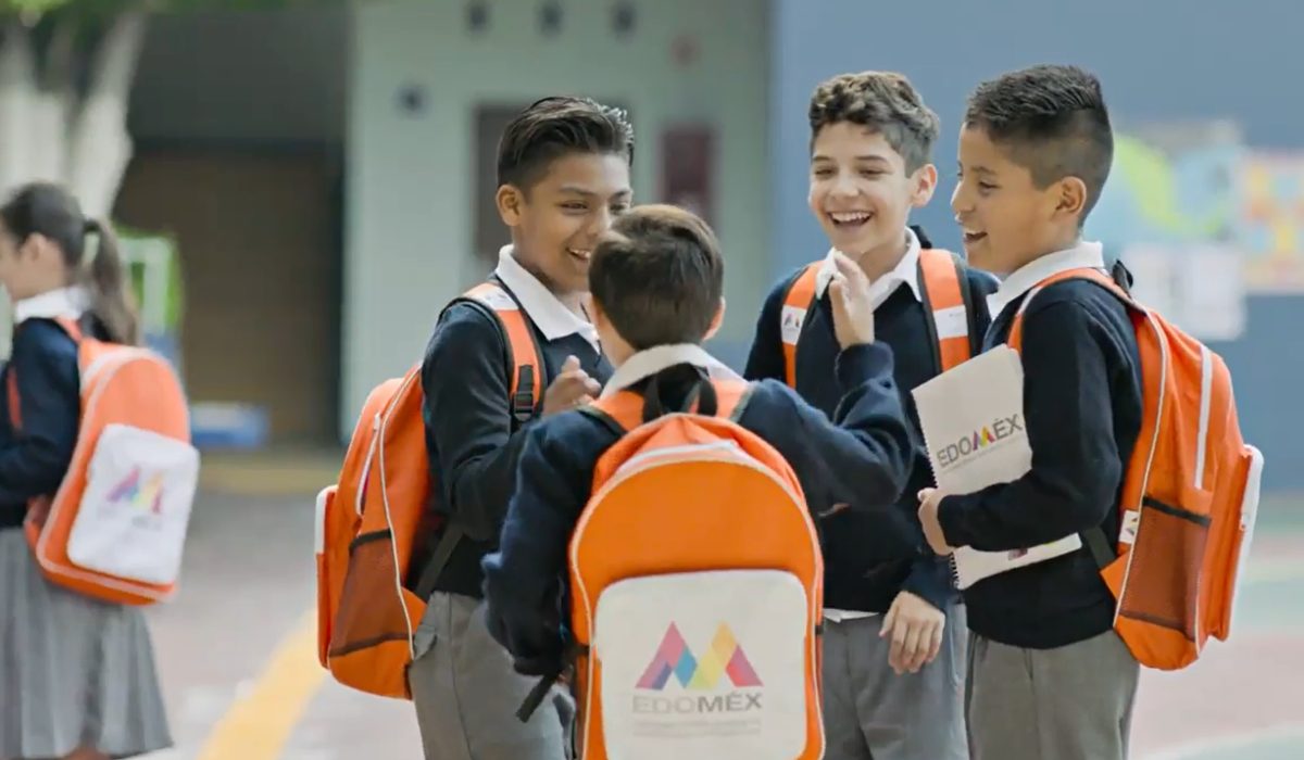 Alumnos con sus útiles escolares