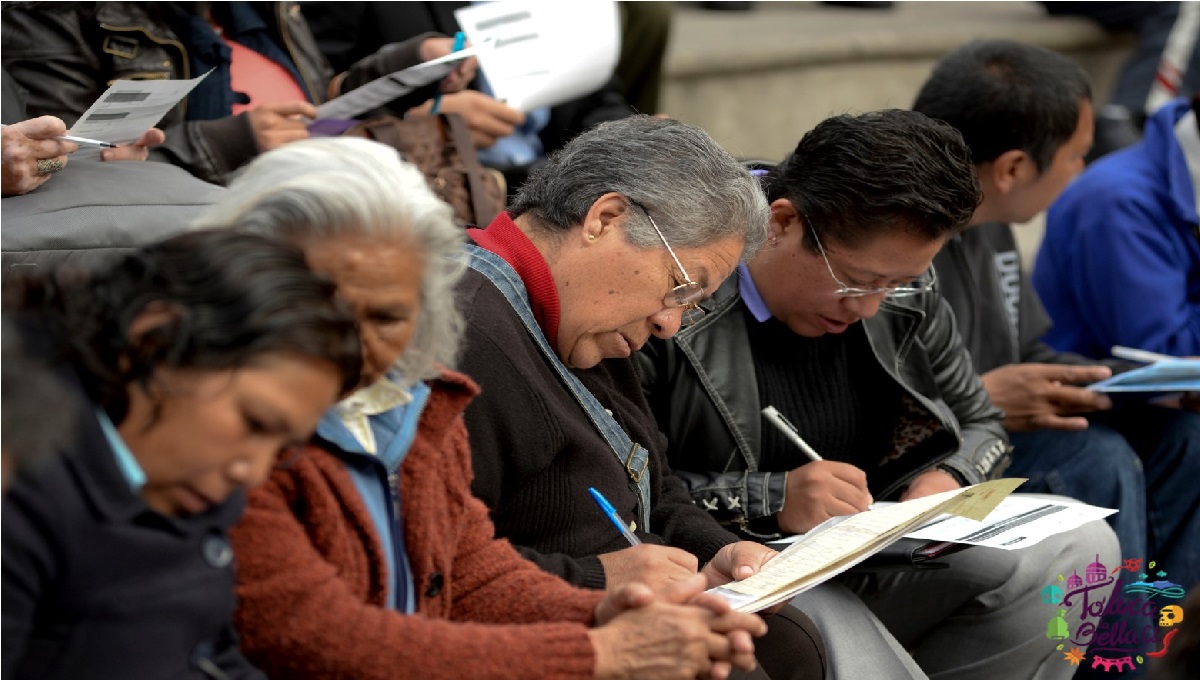 adultos mayores llenando papeles para registro de apoyo