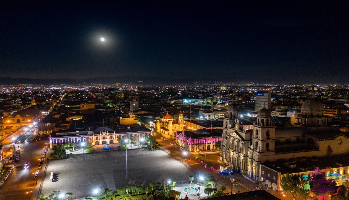 ciudad de toluca con cielo nocturno y luna llena