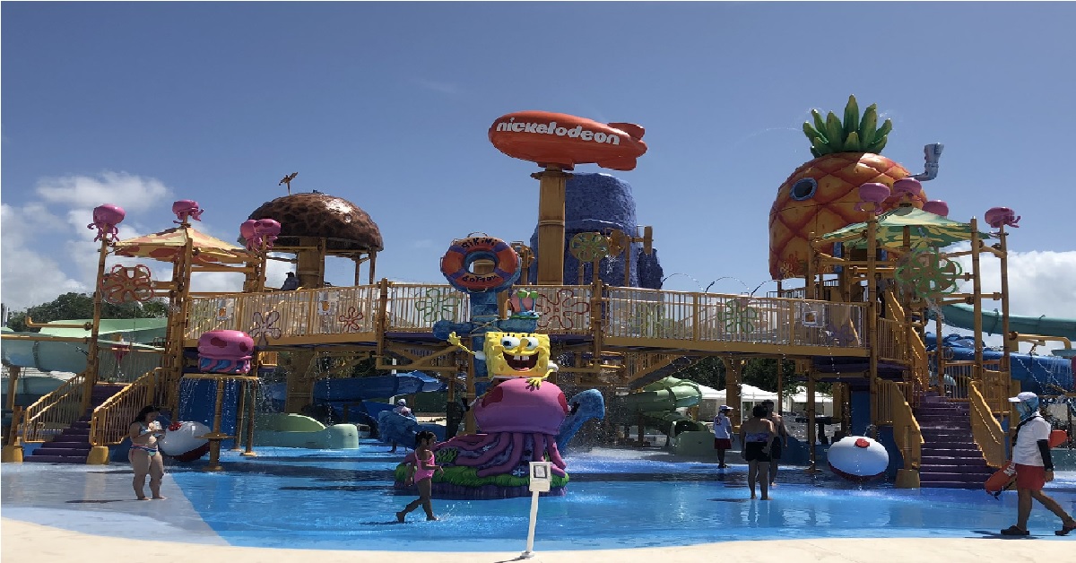 atracciones y toboganes del parque acuatico del hotel nickelodeon en la Riviera Maya
