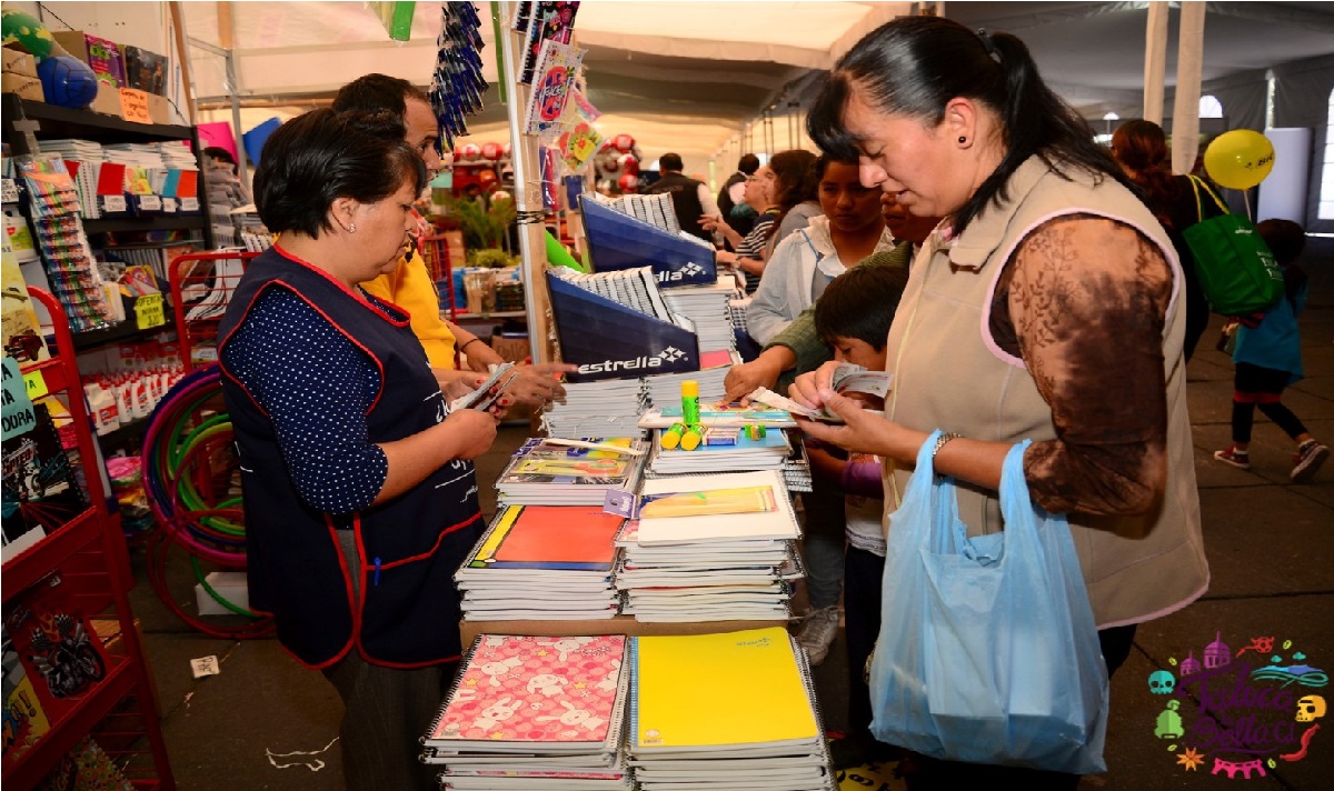 mamá comprando lista de útiles en la feria escolar