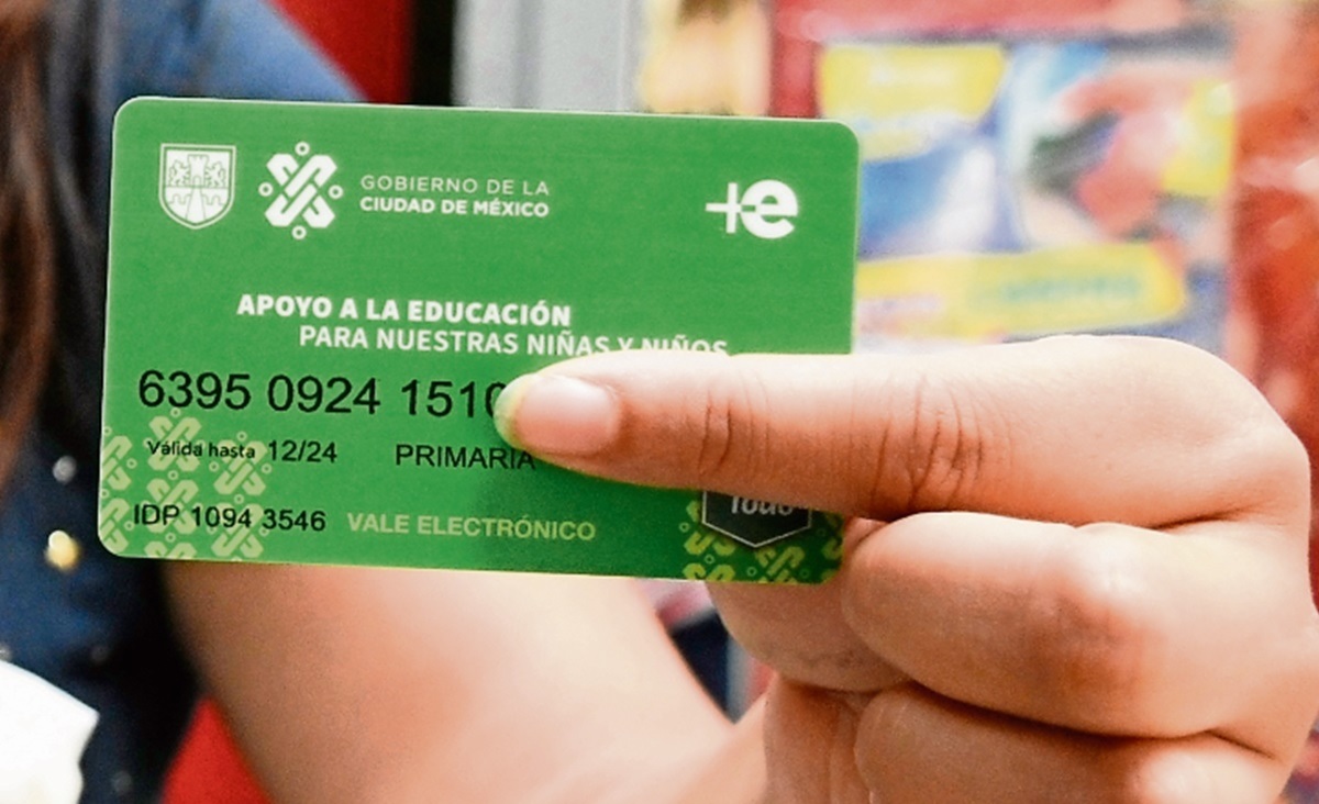 alumno con tarjeta mi beca para empezar