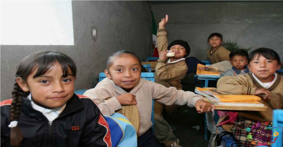 alumnos en salon de clases participando en dinámica escolar