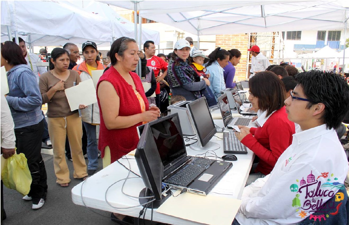 madres de familia realizando registro en Edomex
