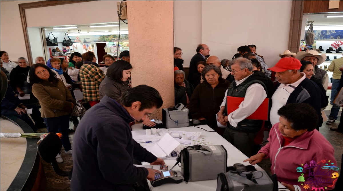 adultos mayores realizando registro para recibir apoyo