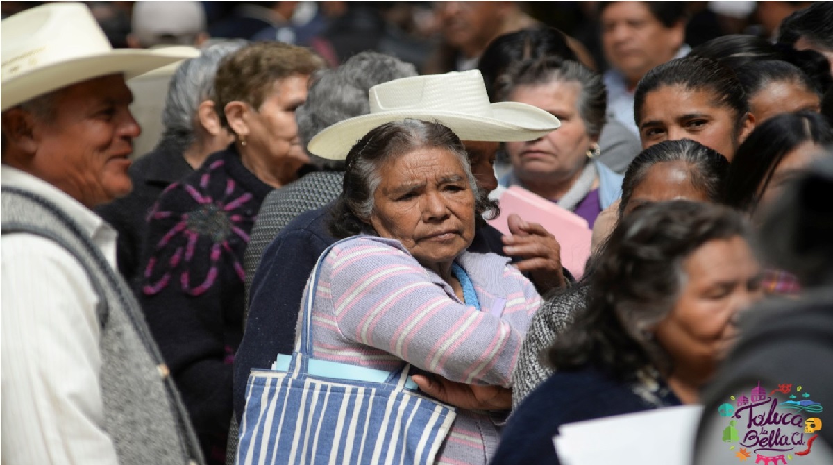personas mayores formadas esperando su trámite de registro a pensión