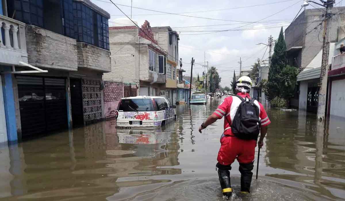 Cruz Roja Mexicana apoya a damnificados que dejo la inundacion en ecatepec edomex