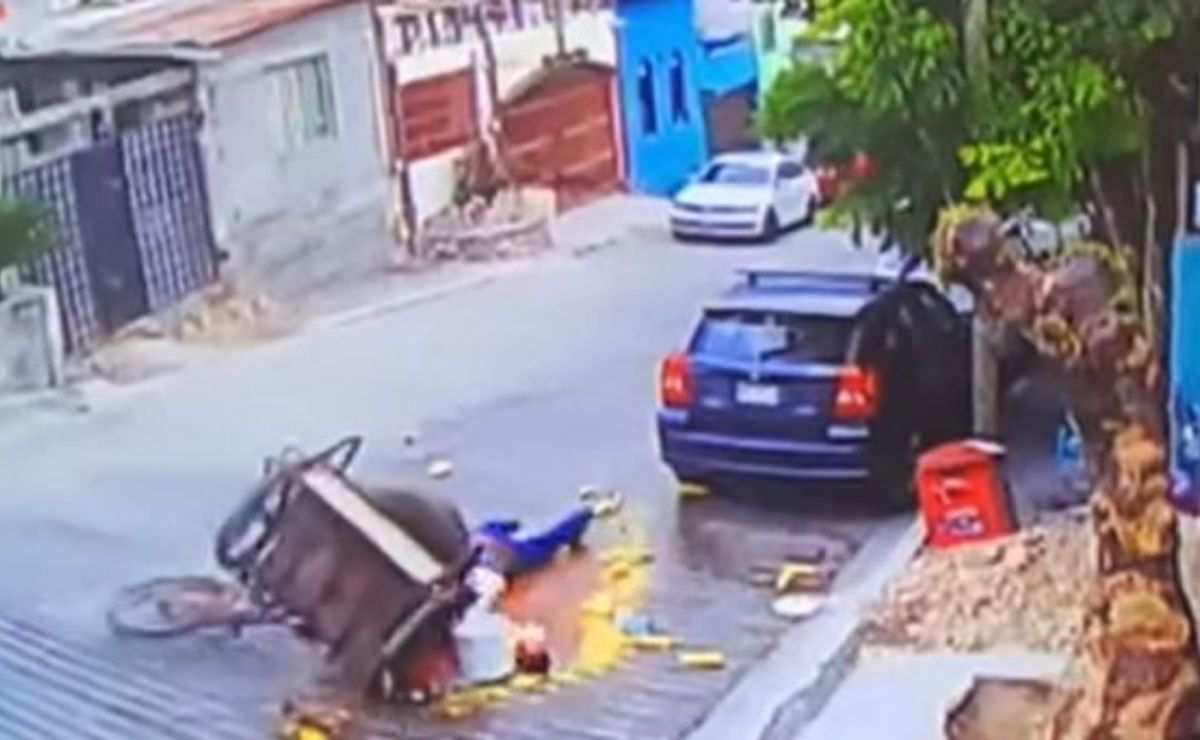 Un elotero se cae con todo y carrito en la calle y el video se hace viral