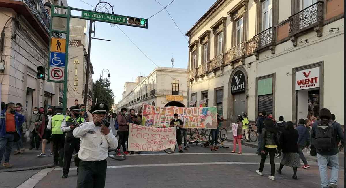 cierran calles del centro de toluca por intervención de activistas