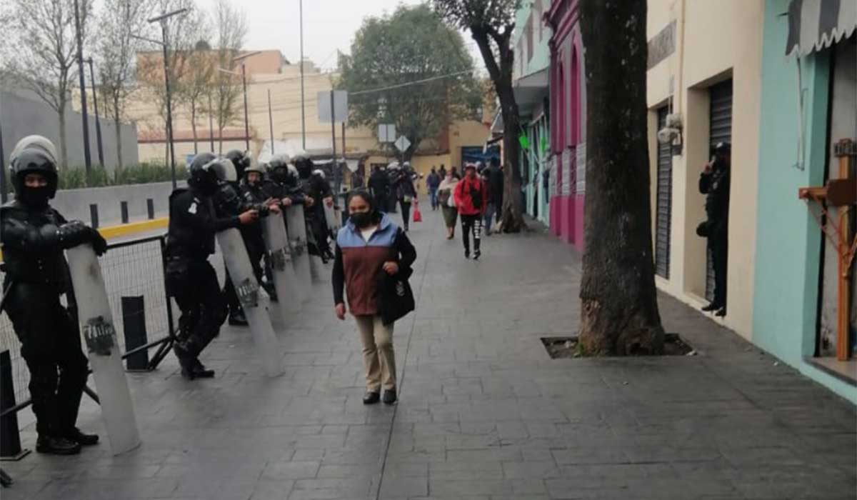 Gobierno de Toluca implementó un operativo para reordenar el comercio ambulante que se ubicaba en las inmediaciones de la Plaza España.  