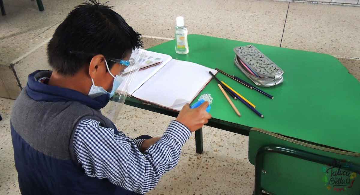 sep comaprte el numero de escuelas cerradas y contagios