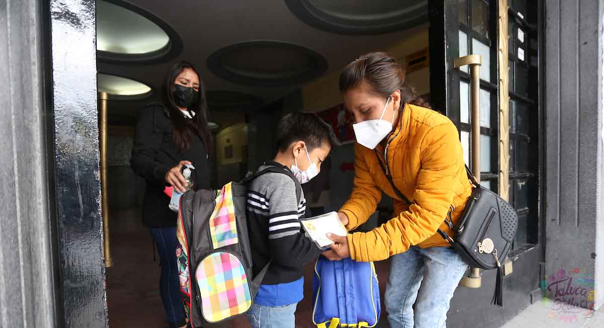 compra de útiles escolares y uniformes en regreso a clases serán obligatorios