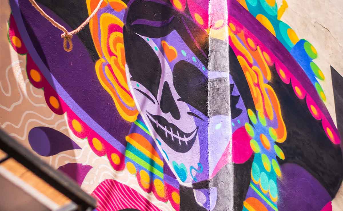 Metzican pintan nuevo mural en Toluca por Día de muertos