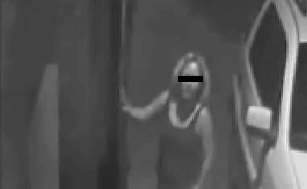 Mujer finge que la persiguen para robar