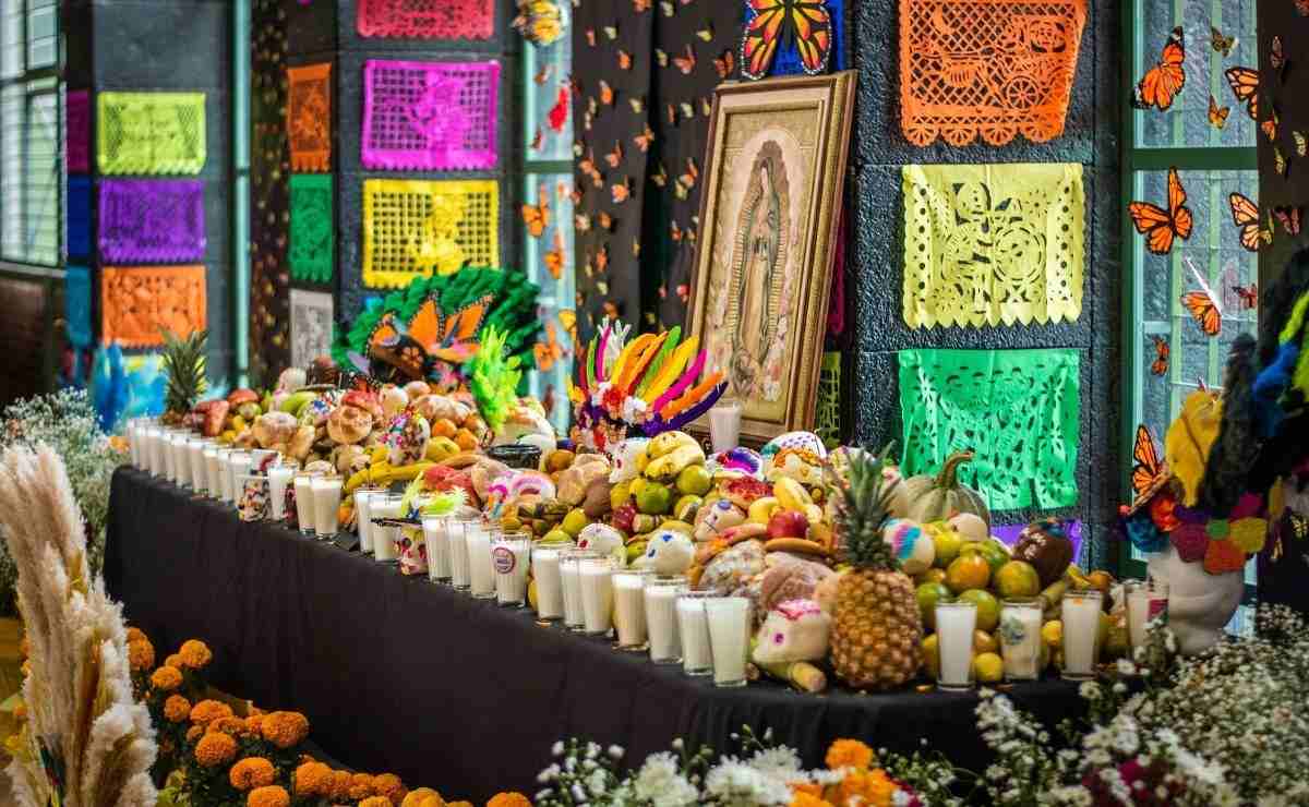 Se coloca una ofrenda prehispánica en las instalaciones de Prepa 1 UAEMex