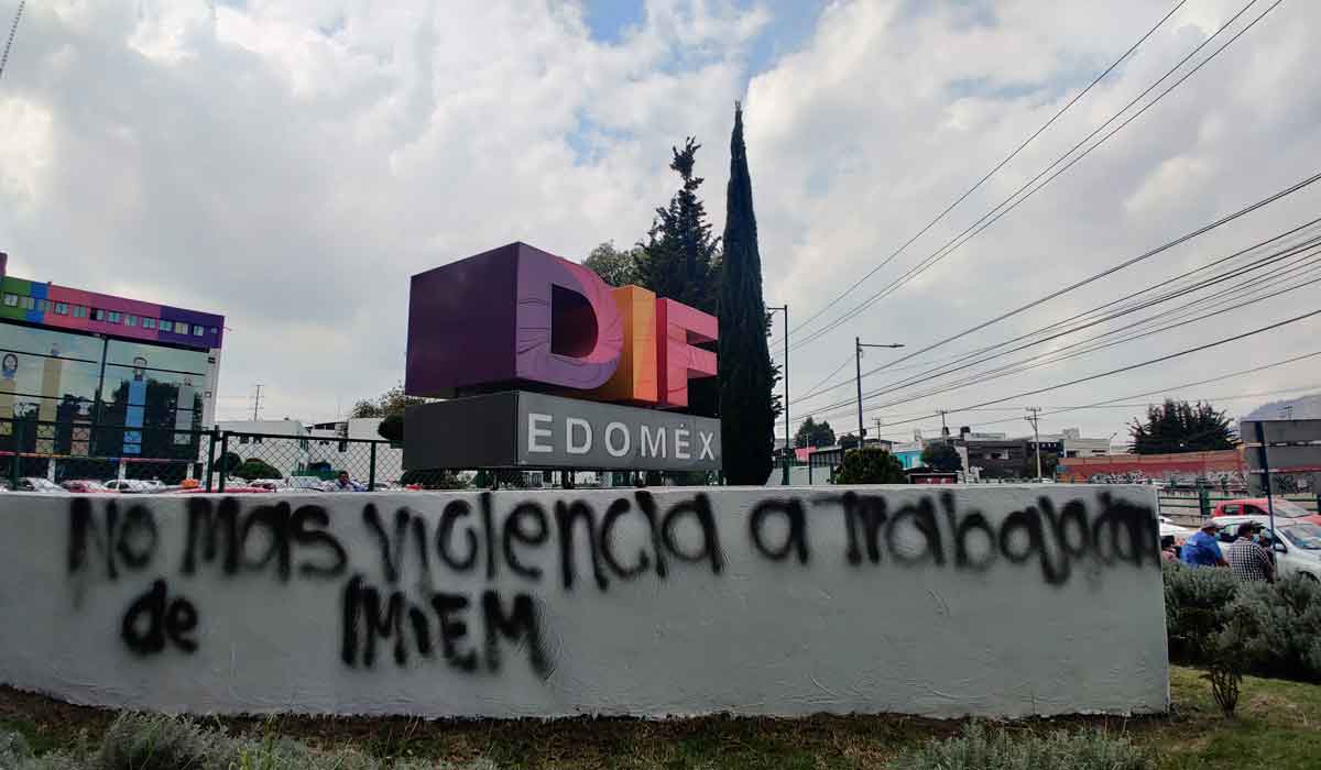 Realizan pintas con consignas dirigidas a promover la erradicación de la violencia hacia la mujer en marcha feminista en Toluca.