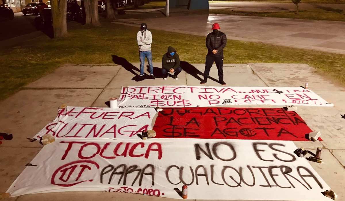 Afición del Toluca FC explota contra el equipo por su bajo rendimiento 