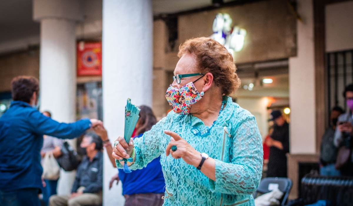 Adultos mexiquenses bailan al ritmo del danzón en la concha acústica de Toluca