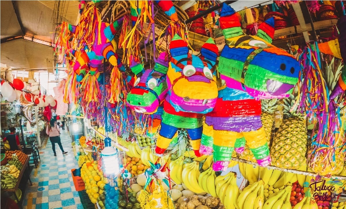 que mercado de toluca vende piñatas de burrito