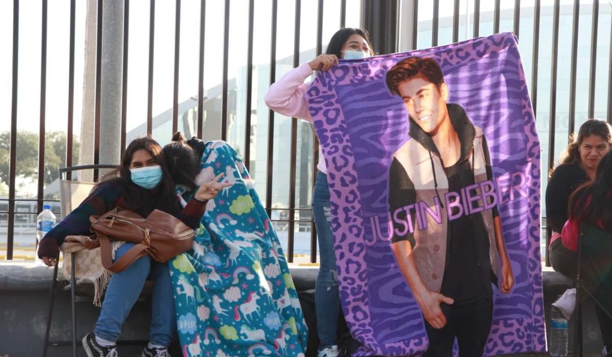 Fans de Justin Bieber acampan para poder comprar un boleto 