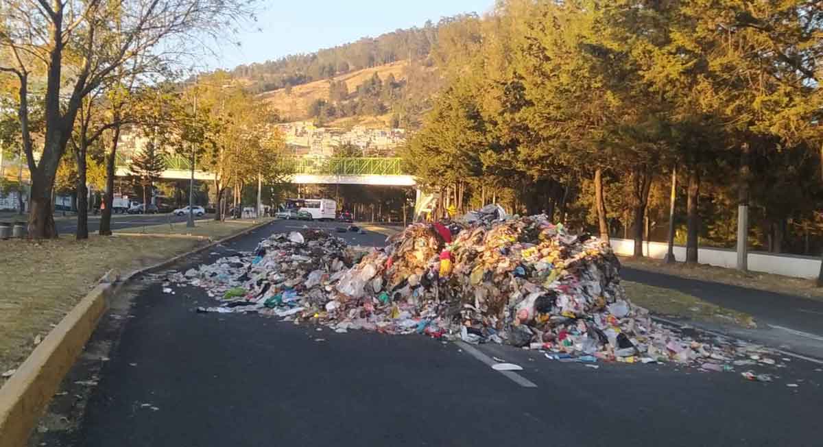 tiran montañas de basura para impedir transito de vehiculos en toluca