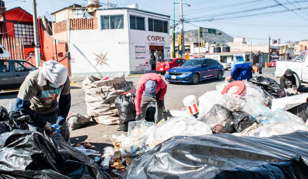Después de caos, trabajadores de limpieza y unidades han reanudado las actividades de recolección de basura en las calles de Toluca.