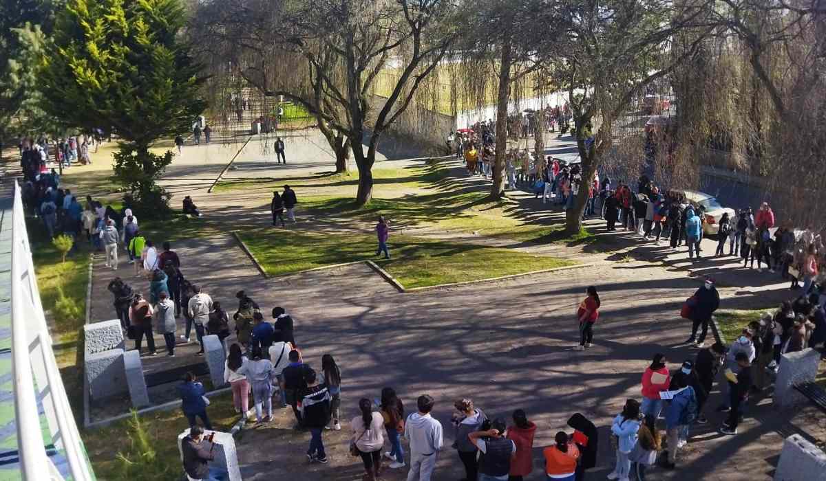 Noticias Toluca - Menores de 15 a 17 años hacen largas filas para vacunarse contra el COVID-19