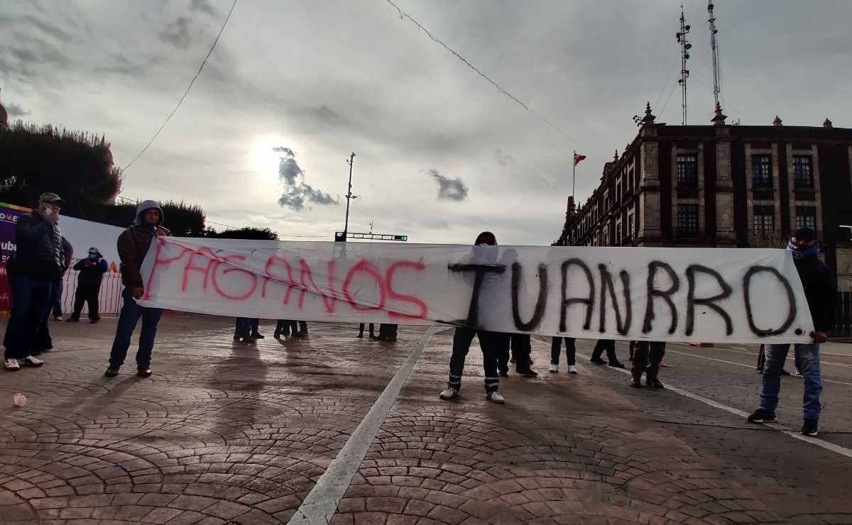 Trabajadores del Ayuntamiento de Toluca se manifestaron para exigir el pago de sus honorarios