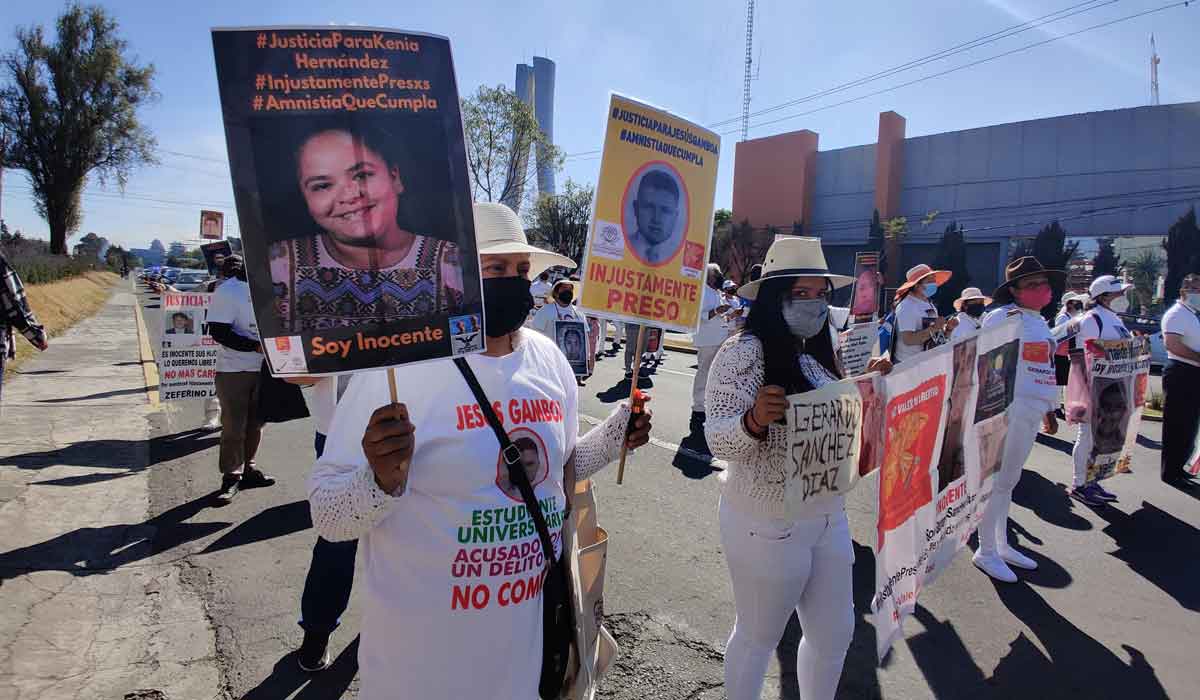 Integrantes de Has Valer Mi Libertad, realizan mitin frente a Torres Bicentenario exigiendo la agilización de la Ley en Amnistía en Edoméx.