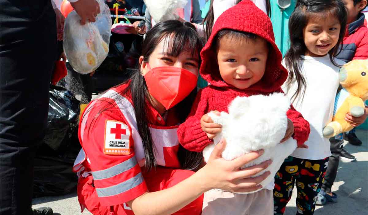 Cruz Roja Toluca, colecta y entrega juguetes: ¡Los niños de San Cristóbal Huichochitlán tendrán un gran Día de Reyes este 2022!