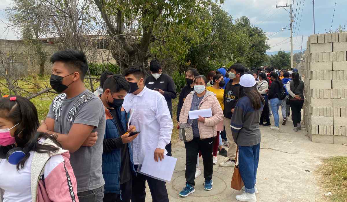 Filas kilométricas en Temoaya para recibir la vacuna contra el COVID-19 