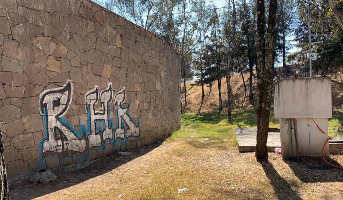 Los grafitis se apoderan del puente de las cazuelas en Metepec 