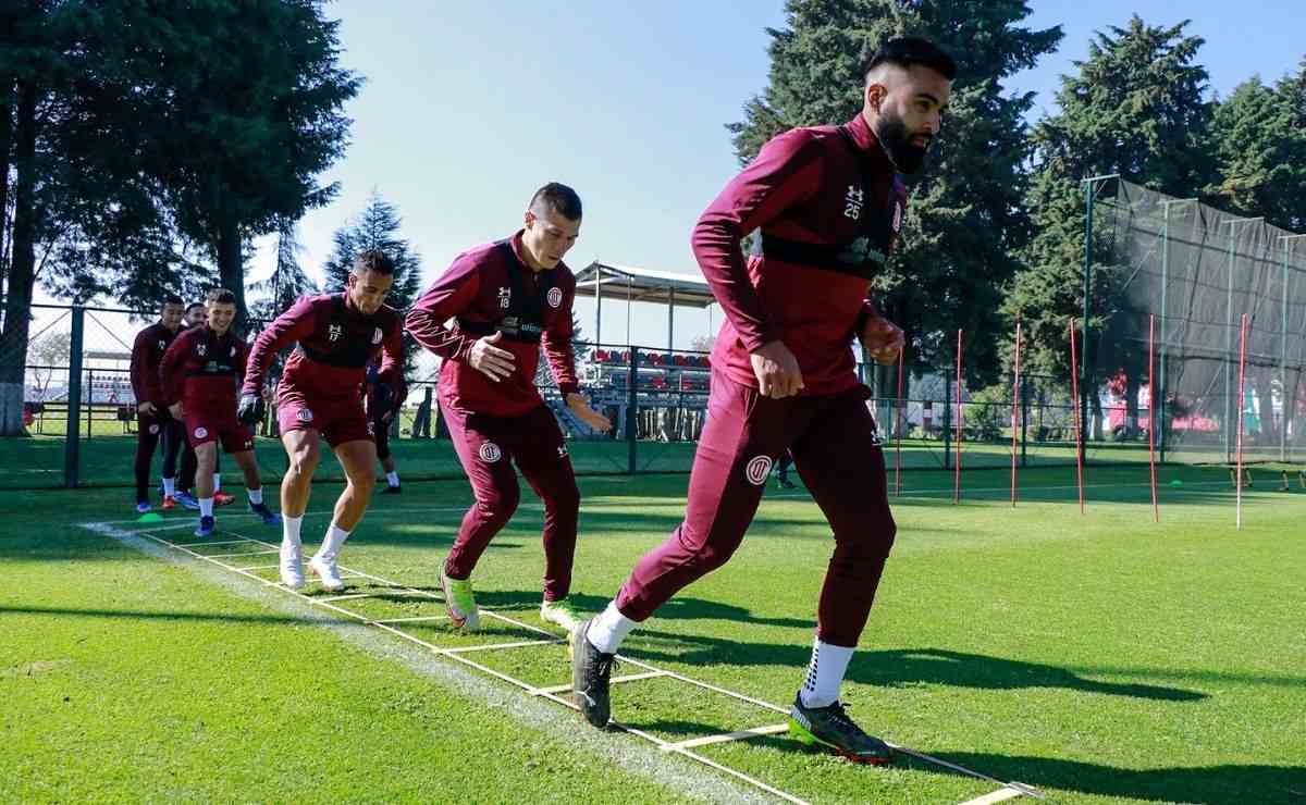 Jugadores del Toluca FC se preparan para el partido contra Santos
