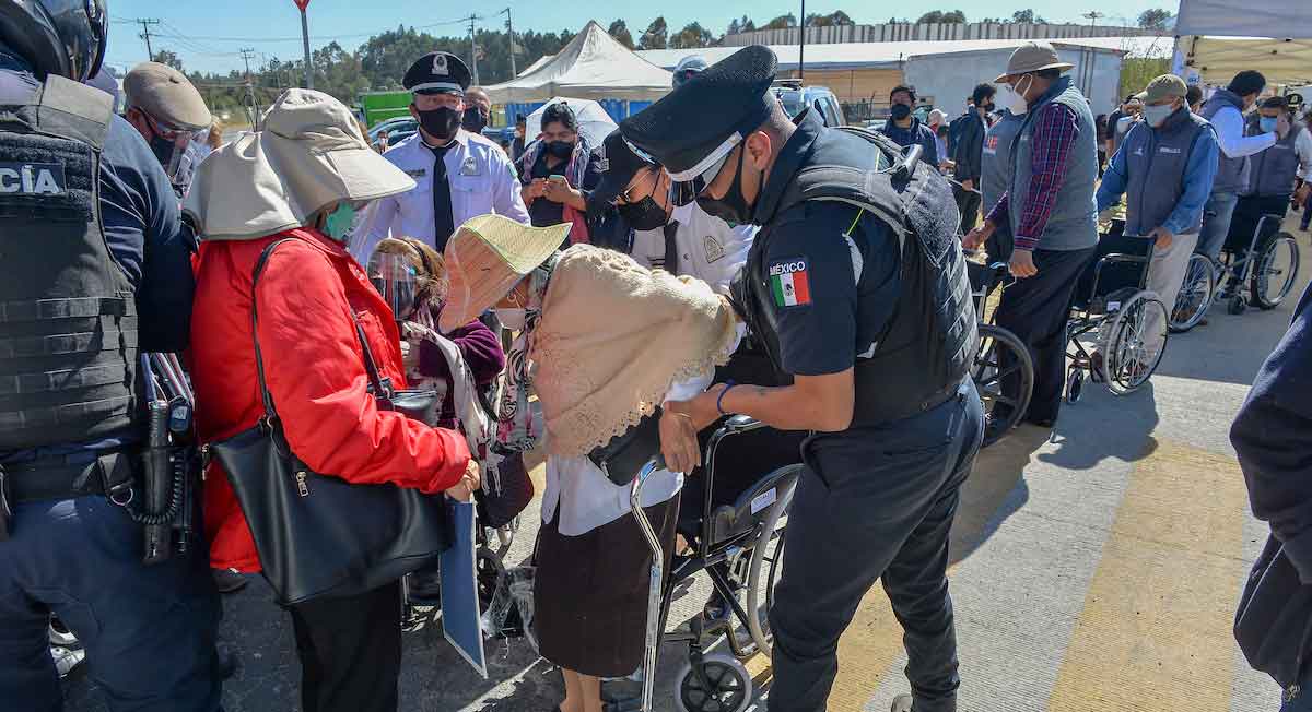 adultos mayores se forman para solicitar pensión adultos mayores 2022 mientras policia la ayuda