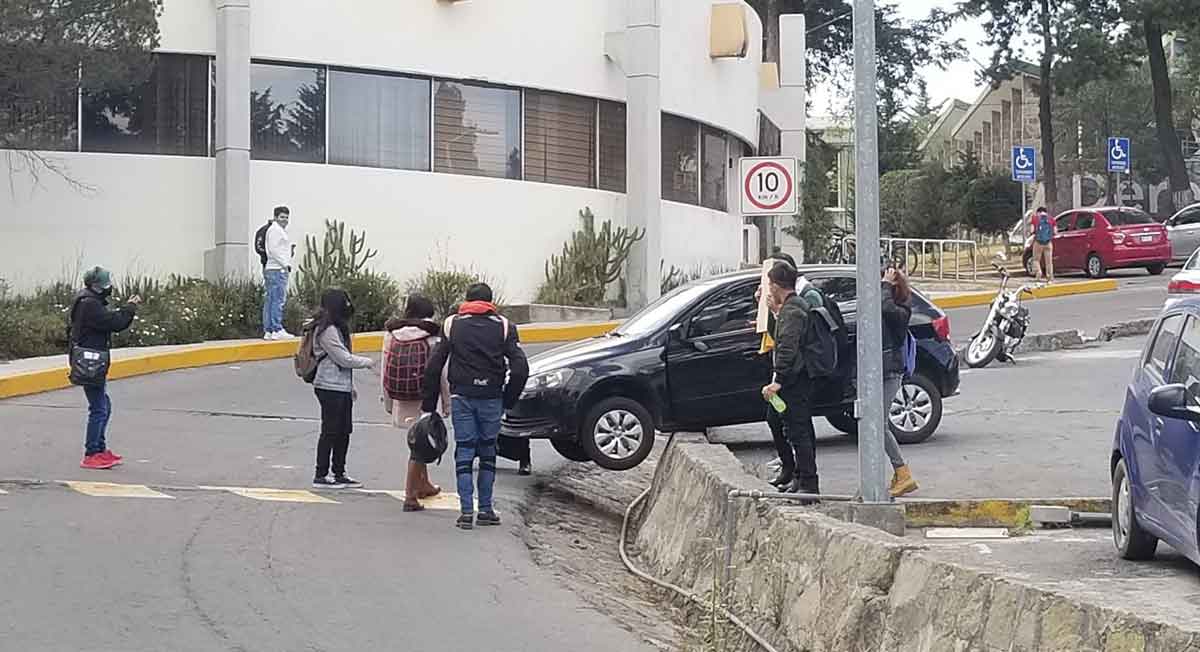 auto se va hacia la zanja de estacionamiento de la uaemex en cu