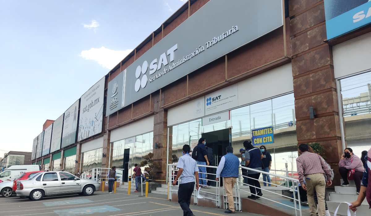 Fotografía del exterior de las oficinas del SAT 2022