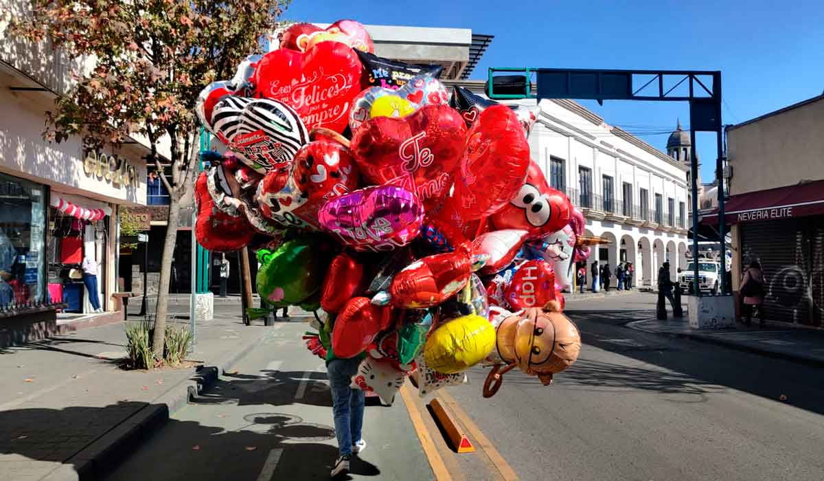 ¿Estas en las compras de último momento?, así van los costos de rosas y globos este 14 de febrero 2022 en la ciudad de Toluca.