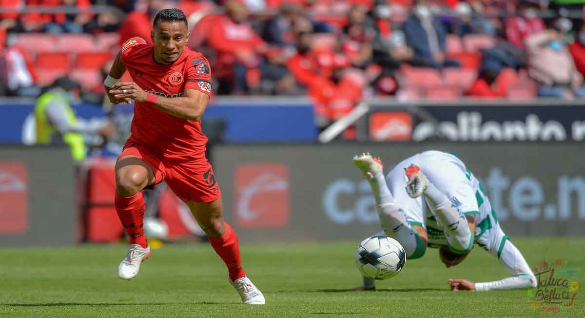 Sanvezzo disputa la pelota como jugador del toluca fc
