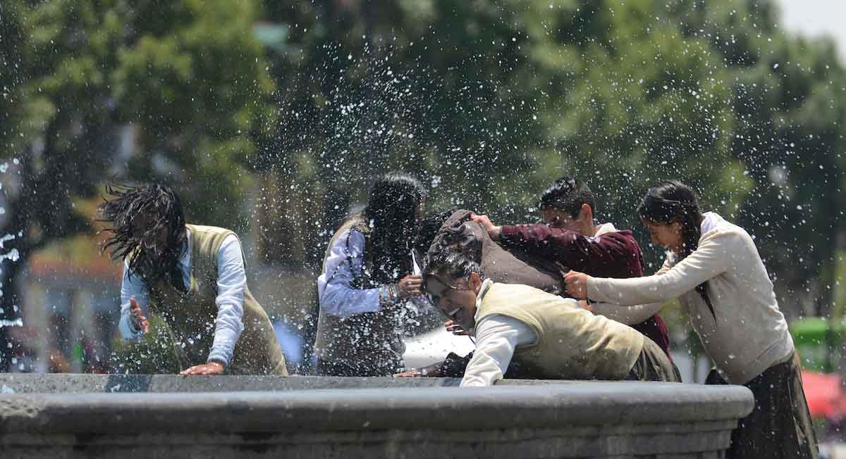 Alumnos de la sep disfrutan de su tiempo libre mojandose en fuentes de toluca
