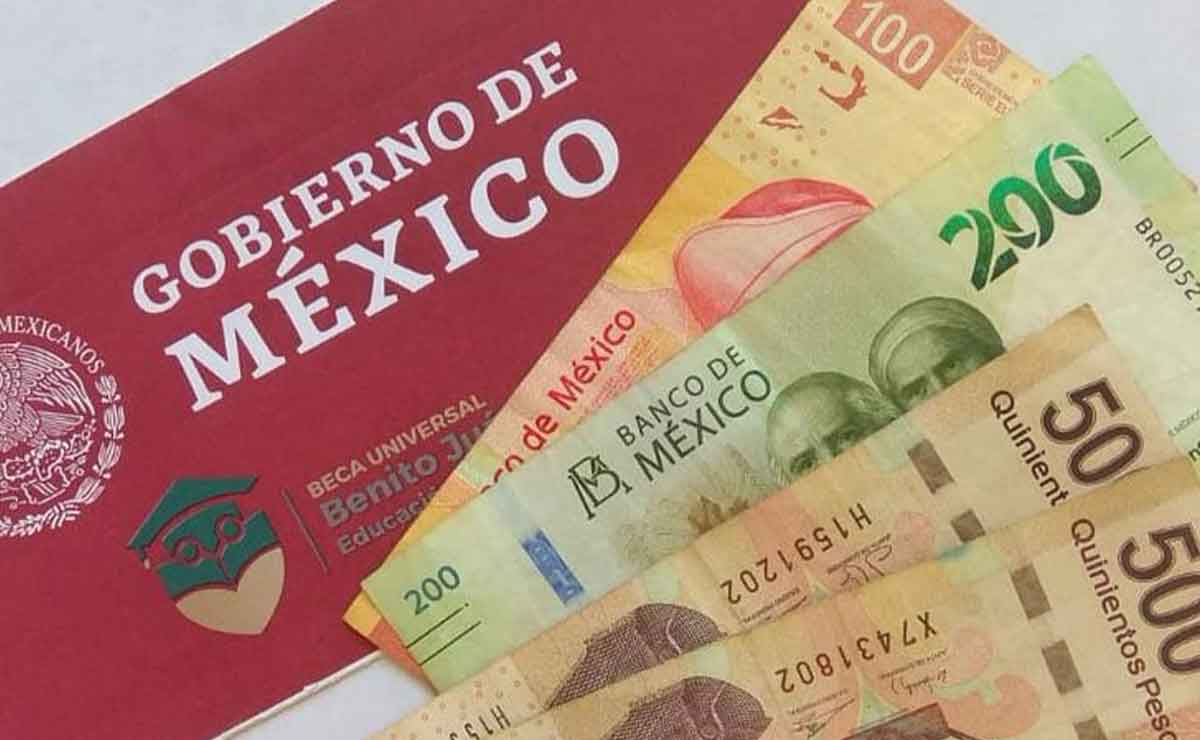 Pago de becas benito Juárez junto con el dinero y el sobre del gobierno