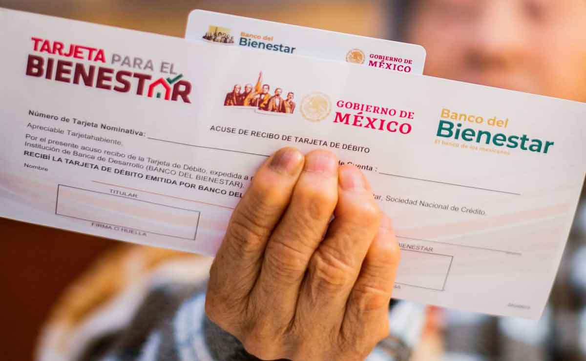 Abuelita de la tercera edad recibiendo su tarjeta del bienestar de la pensión bienestar