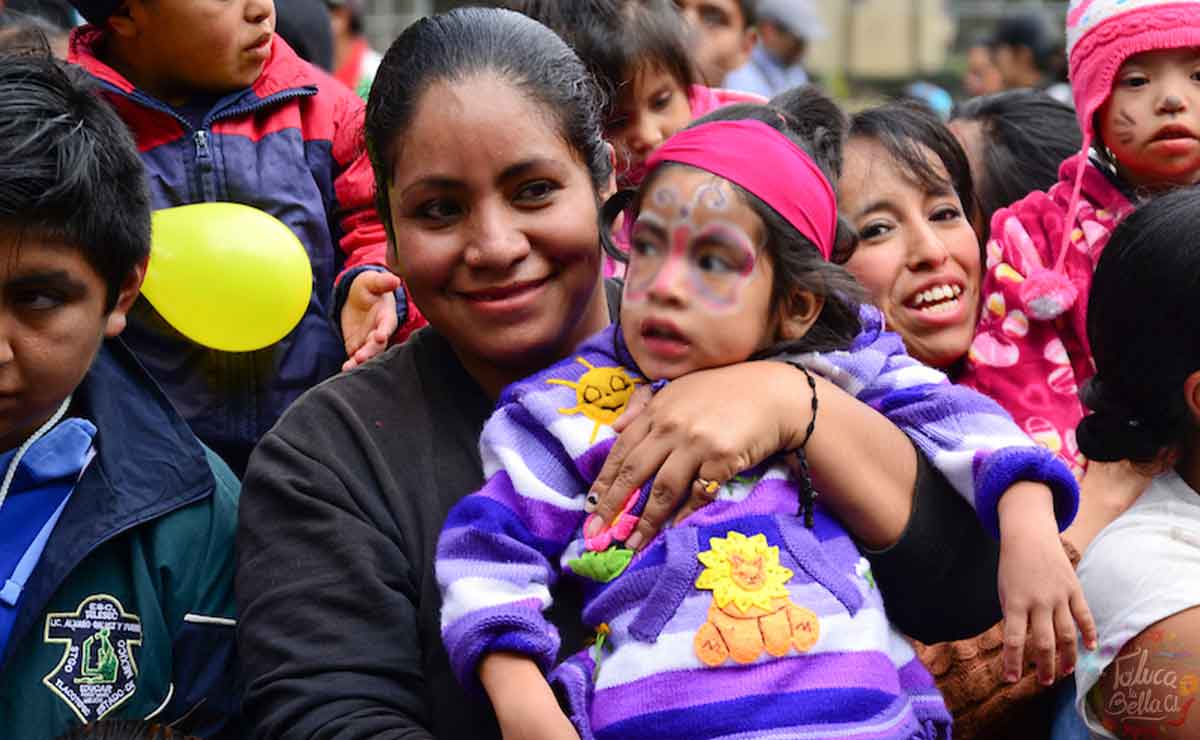Señora con su hija con discapacidad sonriendo