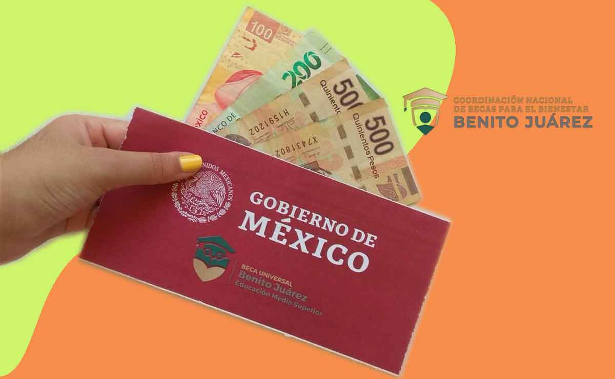 Mano con el sobre de pago de las becas benito juárez