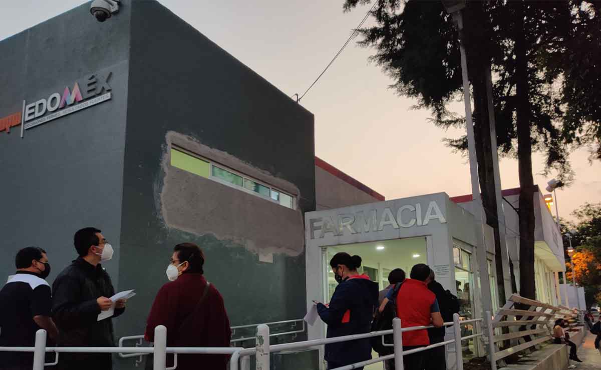Pacientes esperando a que les den medicinas