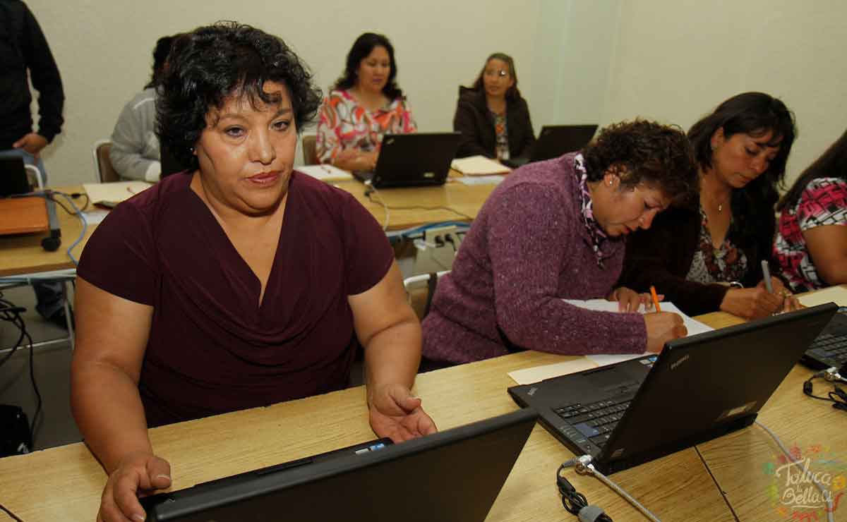 Mujer con su computadora realizando el registro al salario rosa 2022