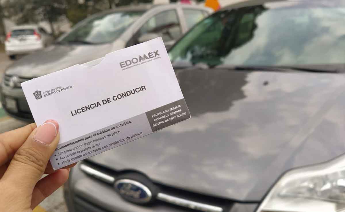 Licencia de conducir nueva en su sobre en las instalaciones de trámites